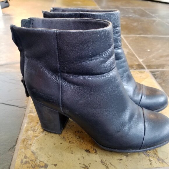 Women's Clarks Zip Up Booties - Picture 1 of 3